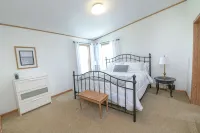 Three bedroom home on a large lot with a lake view - 3-Star