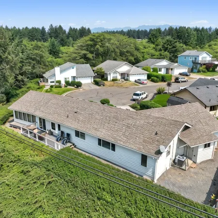 Easy Beach Access, Spacious Decks & Striking Ocean Views - Harris Beach Overlook
