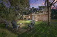 Classy Johns Island Retreat with King Bed + Firepit! - Homestays