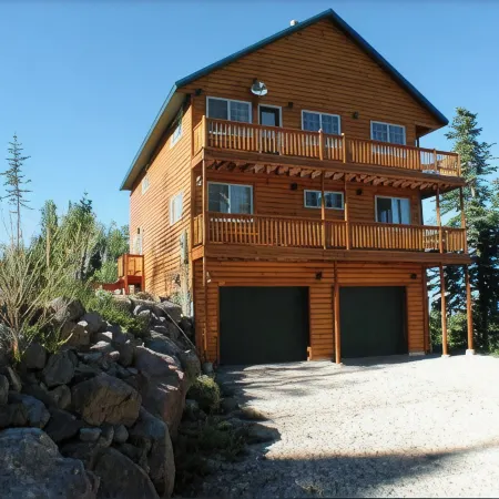 Ski in/Ski Out Cabin. 5 Bedrooms. 4 King Beds. Bunk Room. Fast WiFi. Sleeps 25+