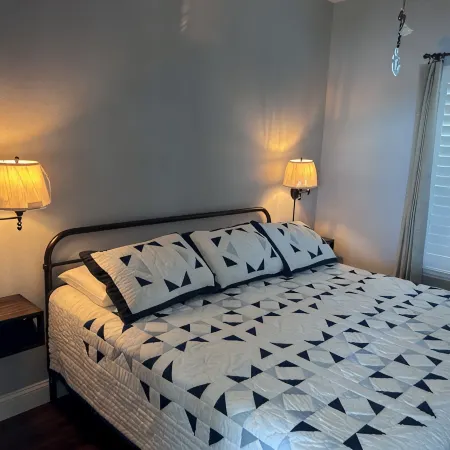 Lake Granbury Cottage, Just steps from the historic square!