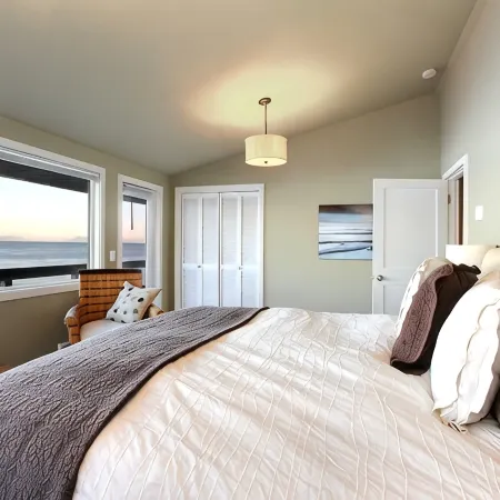 West Beach House - low bank waterfront, with 1 GB WIFI, WFH - NEW hot tub!