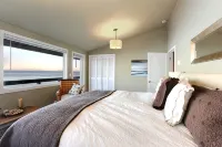 West Beach House - low bank waterfront, with 1 GB WIFI, WFH - NEW hot tub! - Wifi