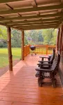 Charming Fishing Cabin w/ lake view near Stone Mountain - Holiday bungalows