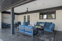 Sleeps 20 w Heated Pool & Billiards by Dal Airport - สระว่ายน้ำส่วนตัว