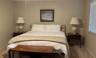 Cozy home in Mid-town Ruidoso. Enjoy the pool table and Hot tub.