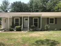 Cozy comfortable home near lakes, parks and downtown Sumter - 3-Star