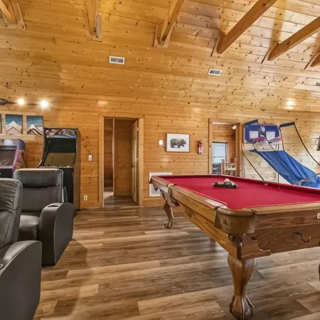 Peaceful Creekside! 8Br~8BA Lodge in PF~HT, Fire Pit, PT & Theater!
