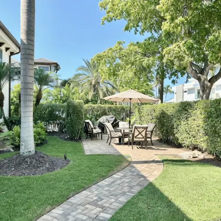 Downtown "old" Naples, walking distance to beach, restaurants & shops