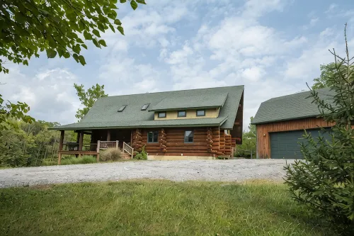 3 acre Lake, Farm Animals Petting Zoo, Horses and Horseback Riding, Room to roam - 4-Star