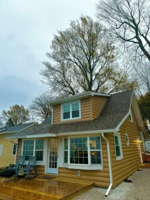 Charming Lake Erie front 2-bedroom house with hot tub in lovely Conneaut - Homestays