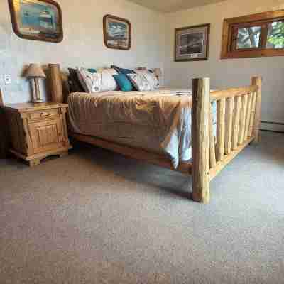 The Sniderhaus with beautiful sunsets and trails nearby.  A large dock. Rooms