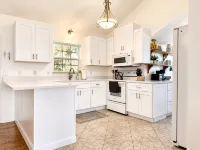 1 Minute Walk to Ocean-Charming Downtown Beachside Home with Mother-In-Law Suite - บังกะโล