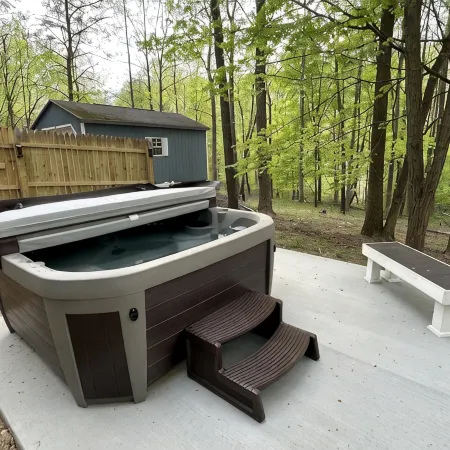 Secluded cozy cabin with modern amenities/hot tub/pet friendly/wifi
