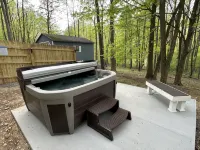 Secluded cozy cabin with modern amenities/hot tub/pet friendly/wifi - Alphydda