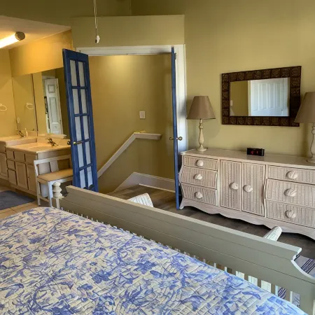 FUNSEEKER- 5 STAR PROPERTY! 49 SEC TO BCH. GULF VIEW & PETS OK