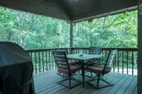 Cozy Pet Friendly Cabin in Townsend w/ TONS of privacy.  Sleeps 8. - シャレー