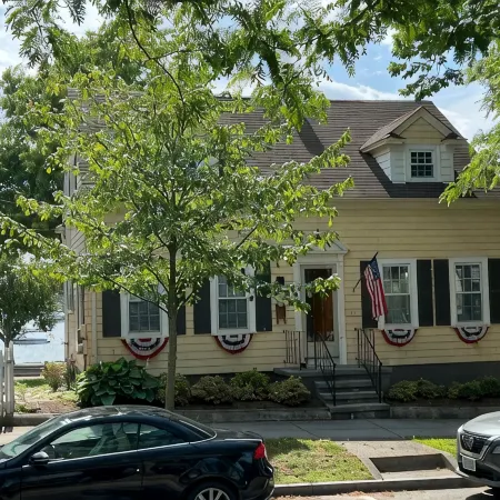 Downtown Historical Bristol Seaside Cottage w Front Row Seats to 4th July Parade