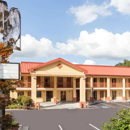Super 8 by Wyndham Decatur/Dntn/Atlanta Area