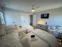 Brand new house with water views just steps from beach! - บูติค