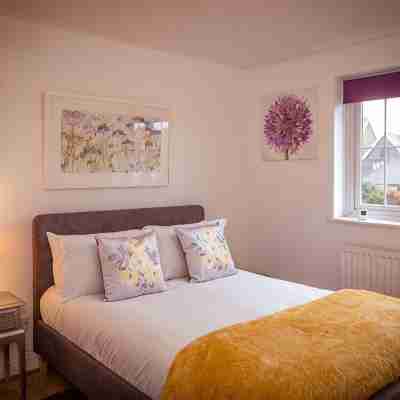 Beautiful Dawn - relax with stunning marina views Rooms