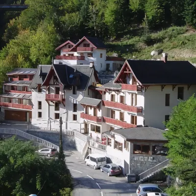 Hotel les Chalets Hotels near Chenus Ski Lift