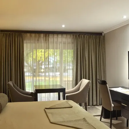 Cresta Riley's Hotel