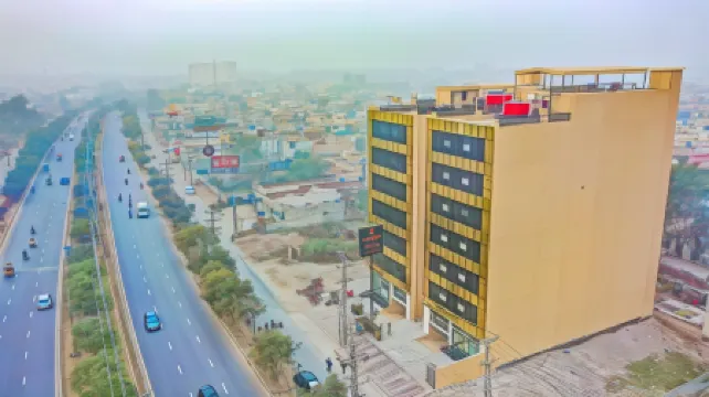 The Rich Hotel and Apartments Отели рядом с достопримечательностью «Университет Эдьюкейшен»