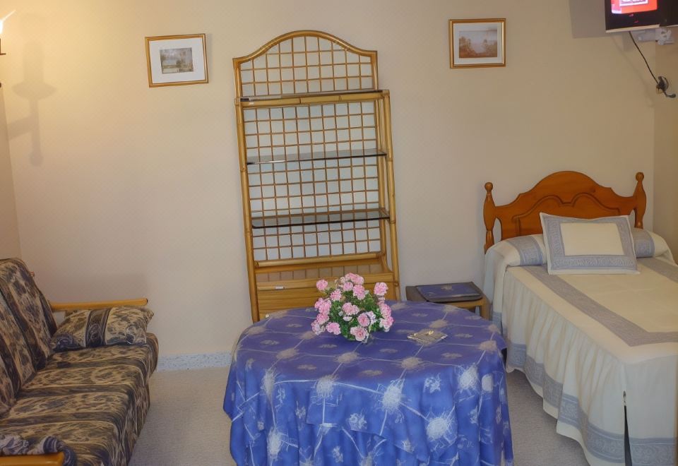Hostal Las Encinas - Housity