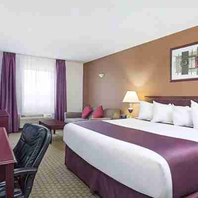 Ramada by Wyndham Red Deer Hotel and Suites Rooms