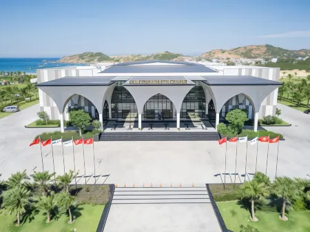 FLC Grand Hotel Quy Nhon Отели в г. Nhon Ly