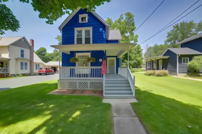 Fire Pit, BBQ & Yard: Family Home in Adrian Hotels near Lenawee Historical Society