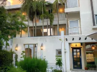 De Lit Hotels near Sunee Tower