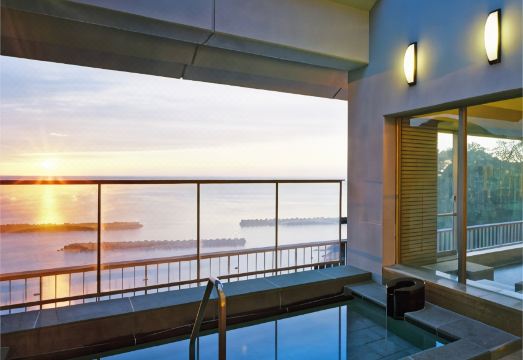 석양이 보이는 노천탕