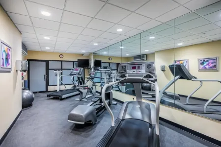 Holiday Inn Express & Suites North East Отели в г. Чарлстаун