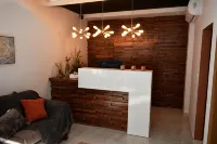 California Comfort & Suites - 3-Star
