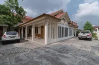 RedDoorz near RS Awal Bros Sudirman Pekanbaru Hotel dekat Galaxy Swalayan
