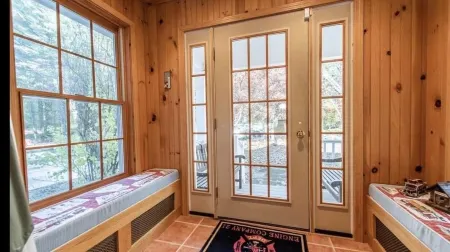 Replica firehouse with large game room, close to hiking and skiing Отели в г. Торнтон