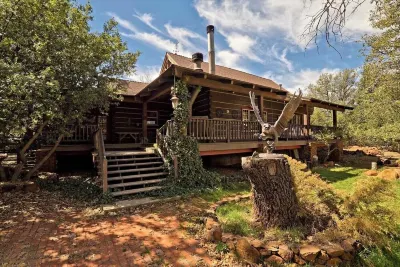 Serenity in the Woods - Beautiful Log Cabin on 2 acres with AC & WiFi & Xbox Hotels near Lone Pine