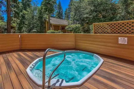 Elegant 2-bedroom McCloud Condo in Incline Village Отели рядом с достопримечательностью «Sand Harbor Beach»