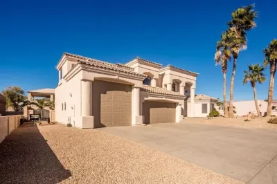 NEW, WOW, LOOK no further-this is it!  Prime area, pool/spa garage & RV ACCESS Các khách sạn gần Lake Havasu Museum of History