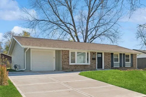 Charming 3-bedroom/ 2 Bath Single Family Home/ Schaumburg
