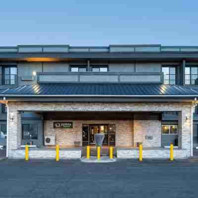 Quality Inn & Suites Hotel Exterior