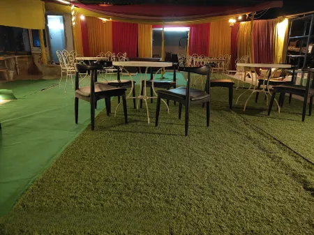 Nidra Hotel Отели рядом с достопримечательностью «Храм Йогмайи»