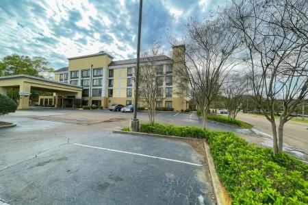 OYO Townhouse Jackson - Ridgeland