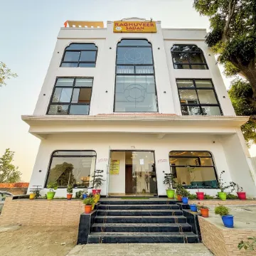 Raghuveer Sadan, Near Ram Mandir - 10 Min Walk