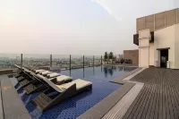 DoubleTree by Hilton Gurugram Baani Square - Pools