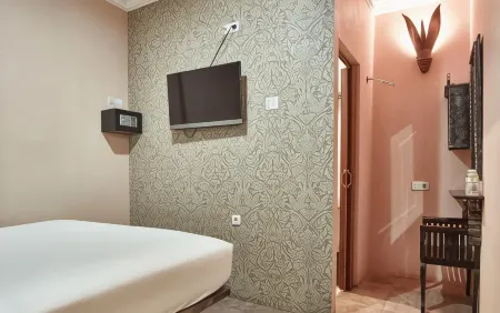 Twins Hotel Отели рядом со станцией Jakartakota Station