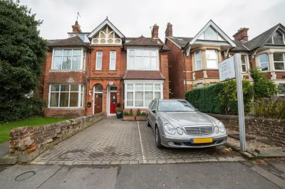 OYO Lonsdale Guest House Hotels near Summertown Library