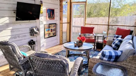 Steele Magnolia -Newly renovated charming cottage